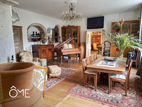 Ôme Immobilier presents you in one of the most beautiful villages of France, an exceptional property by its character and its services. In a place steeped in history, this property is completely renovated and offers an area of 390 m2 of living space....