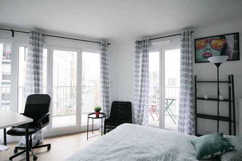 Room n°1 - 13m² - Located at the gates of Paris, this 90m² flat benefits from an ideal location, a stone's throw from the Roger Salengro Park and the Saint Ouen metro station. Several commodities are available nearby: shops, pharmacies, parks and res...