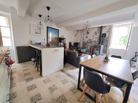 In the heart of the village of La Tour D'Aigues, 30 minutes from Aix en Provence, building bathed in light including 2 independent houses: On the ground floor, a T1 apartment of 32M2 composed of a kitchen open to the living room and a sleeping area w...