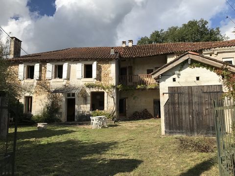 In the heart of a small hamlet of St Just, this property offers a quiet setting at the end of a cul-de-sac. Facing south, its garden of about 600 m2 and its balcony offer you a nice view of the countryside. All in stone, the house welcomes you with i...
