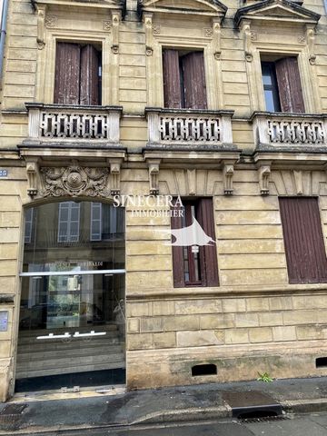 2 room apartment about 46m2 for sale in the center of Bergerac only 5 min walk from the historic district, church square and various shops. This beautiful apartment is located on the 1st floor of a luxury residence, well maintained and secure. It con...