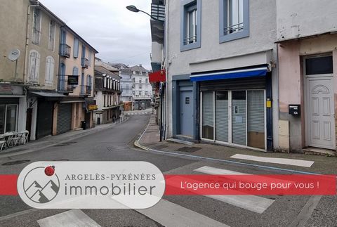 Ideally located in the city center of LOURDES, busy area, free commercial walls with an area of 22 m2. Formerly an art gallery, consisting of a shop room and at the back a storage room with sink and a separate toilet. Double glazed display case with ...