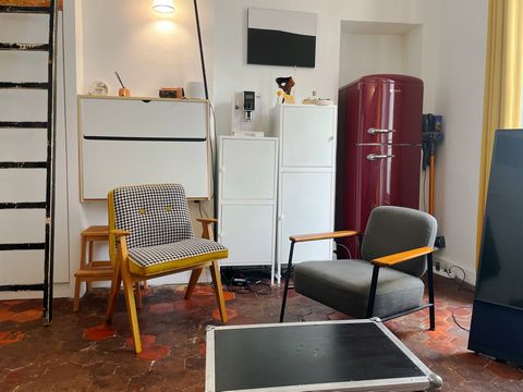 Get into the artist's studio spirit with this charming studio ideally located a stone's throw from the Canal Saint Martin, next to Place de la République. Very quiet, functional and bright!