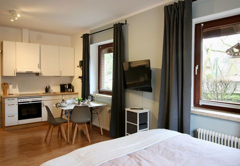 Welcome to our stylishly furnished vacation apartment, ideal for your getaway in Hamburg! The apartment features a cozy room, fully equipped kitchen, and a modern bathroom. The high-quality hotel beds and comfortable sofa bed guarantee restful sleep ...