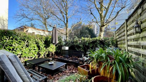 The real estate of Larroche Baron is pleased to offer for sale this pretty T3 townhouse of 73.88 M2 with garden in the area of Bordeaux Cauderan, district of the Orangers. Located close to transport in the Bordeaux Caudéran district, this house is co...