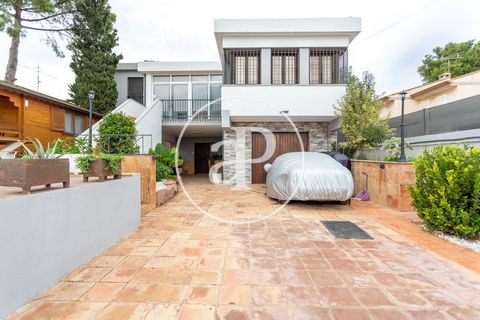 315 sqm refurbished house with a 24sqm Terrace and views in El Vedat, Torrent.The property has 4 bedrooms, 3 bathrooms, swimming pool, gymnasium, 2 parking spaces, air conditioning, fitted wardrobes, balcony, garden and heating. Ref. VV2211047 Featur...