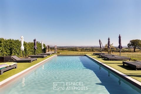 Located halfway between ALBI and RODEZ (30min), this 820m2 estate benefits from a prime environment. No vis-à-vis, an unobstructed 360° view, breathtaking. The perfect definition of calm. The ideal place to give birth to many projects, whether for ac...