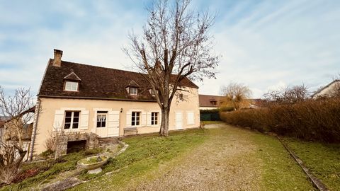 Belle propriété située au coeur du village de Domecy -Sur-Cure, proche de Vézelay et de Bazoches avec terrain de 5 401 m2. Au sein de votre agence EXPERTIMO, ne tardez pas à visiter cette jolie propriété nichée sur une colline avec une vue panoramiqu...