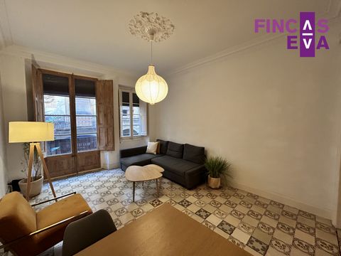 Fincas Eva presents this beautiful property with a modernist style; with high ceilings, hydraulic floors as well as ornamental ceilings and frames, typical of this style. The apartment has 94m2 built and 91m2 useful according to cadastre. The layout ...