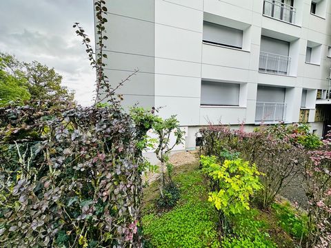 In gex 01170, green countryside area, close to buses and all amenities, apartment T4 of 81 m2 facing south/east with balcony of 5.87m2 comprising: entrance, living - dining room with balcony access, semi-equipped kitchen, 3 bedrooms, bathroom, separa...