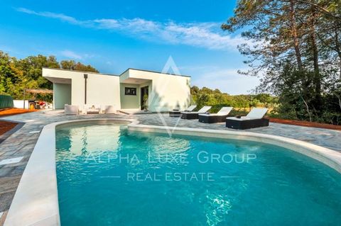 Rovinj, Tranquil modern single-story home with pool Introducing a contemporary, newly-built home in Rovinj's serene surroundings, perfect for those seeking a blend of modern living and tranquil ambiance. This elegantly designed residence, nestle...