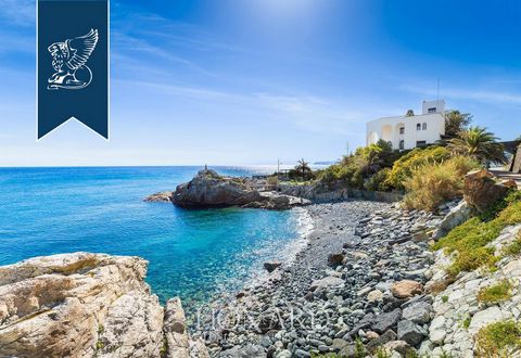 A luxurious villa with panoramic pools is sold, to which even a former fort on Cape and a private bay is attached. The area of ​​the villa is 750 m², the premises have 13 rooms, a wine cellar and a panoramic log. The complex is located in the UNESCO ...