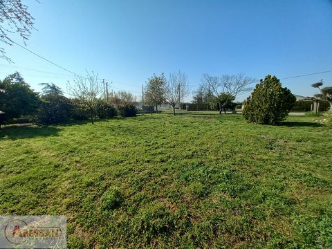 FOR SALE - MURET - HAUTE-GARONNE (31) Exclusively - UNSERVICED building land of 736m². Flat, wooded land, 1.5 km from Muret town center and all its amenities, 2 km from the train station! 50% footprint (UC zone) and swimming pool. Preliminary soil st...