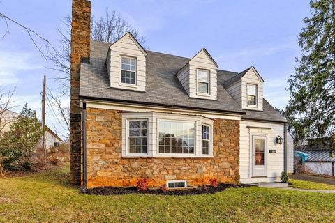 Introducing a unique opportunity in the heart of Warrenton, VA! Nestled at 109 Broadview Ave, this charming property offers both convenience and potential. Boasting a prime location, this home features an updated kitchen, refinished hardwood floors, ...