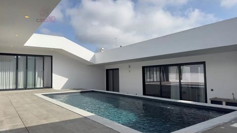 Le raffinement et le confort dans cette villa d’architecture moderne, construite en 2021, une propriété luxueuse et discrète, située dans la petite ville de Nossa Senhora das Neves, à environ 4 km de la ville de Beja, à quelques minutes de l’aéroport...