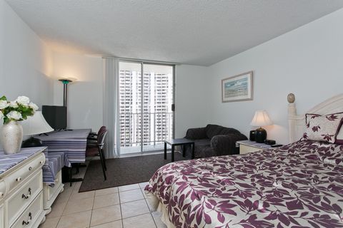 Snow Bird Special. Imagine escaping harsh winters to spend your time in beautiful Hawaii in your own studio for under $100k. Inn on the Park is a conveniently located leasehold condominium that is perfect for those getaways to Hawaii. Located on the ...