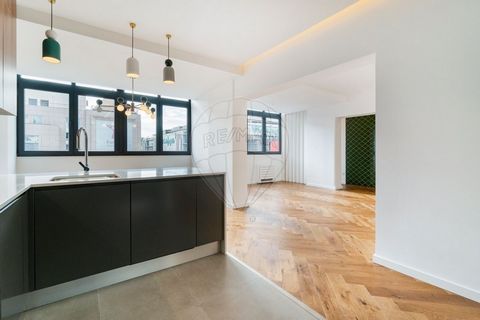 Description Excellent 3 bedroom apartment fully renovated and brand new, in a reference building in the parish of Avenidas Novas, project by the renowned architect Porfírio Pardal Monteiro. The apartment stands out for its excellent light, high quali...