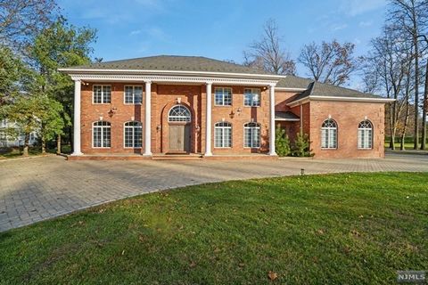 This stunning center hall colonial smart home has had a total makeover, offering an acre of land with a circular stone driveway and level backyard, boasting picturesque sunset views over the reservoir. Ideally located within walking distance to the O...