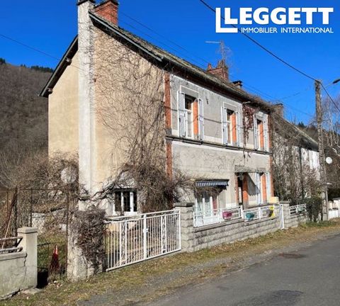 A18946CAT15 - Fantastic opportunity to buy a large family home or vacation house. A large entrance with a grand hardwood staircase. The large lounge (27sqm) is to the left, with a beautiful stone fireplace, tiled floors and PVC double glazed windows ...