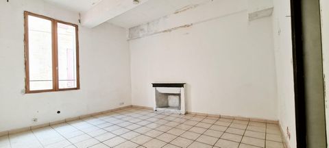 Do you want to furnish your home to your liking? Here is an 80 m2 3-room apartment located on the ground floor/1st floor of a 3-storey building, in the historic heart of Beaucaire comprising: - On the ground floor: utility room and a staircase leadin...