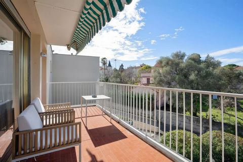 VENDU - CAP D'ANTIBES - Quartier de la Salis. A deux pas des plages et des commerces, ce 2 pièces plein de charme est doté d'une belle terrasse de 12m², avec vue dégagée, qui dessert le séjour avec cuisine ouverte ainsi que la chambre. Ce bien a été ...