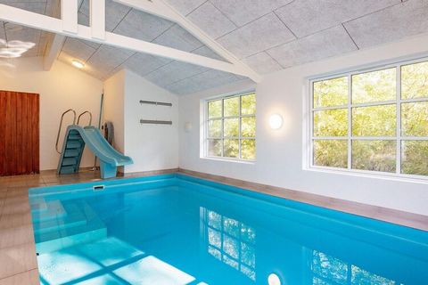 Bei Lyngså steht, am Ende einer Sackgasse in landschaftlich reizvoller Umgebung, dieses Ferienhaus mit Swimmingpool, Whirlpool und Sauna für den Badespaß. Das Haus bietet viel Platz und Freizeitspaß für zwei Familien. Im Poolbereich gibt es neben dem...