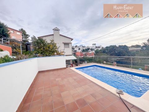 This beautiful rusticstyle house offers us a large, very cozy outdoor space with a pool and easily accessible ramps around the outside of the plot, with a woodburning oven and terraces to enjoy with friends and family. It is an independent villa of 7...