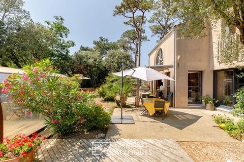 This magnificent 252 m² architect-designed villa on a generous 1,200 m² unoverlooked plot, with covered swimming pool, is located in the highly sought-after La Pironnière district of Les Sables d'Olonne. This house stands out for its atypical charact...