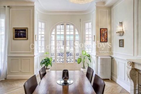 Set in a 1930s bourgeois building, this splendid apartment is nestled in the heart of the prestigious Carré d'Or. Just a stone's throw from the Alsace Lorraine garden set back from the Promenade des Anglais and all amenities and attractions, this add...