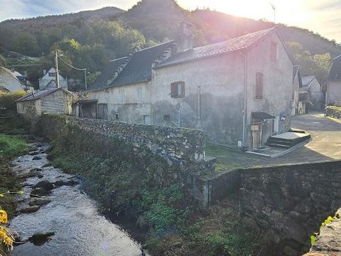 In Lez de Saint-Béat 31440. We offer you in a quiet and sought-after village, for lovers of hiking and nature, this stone house T 4 formed by 3 landings of about 45 m2 each, whose following works have been carried out: the insulated roof, the alumini...