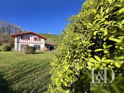 Very nice construction for this Basque house from 2006, located a few minutes walk from the heart of St Pée sur Nivelle. It is built on a plot of 1600m². It consists of a living room, open and equipped kitchen with pantry and large master suite on th...
