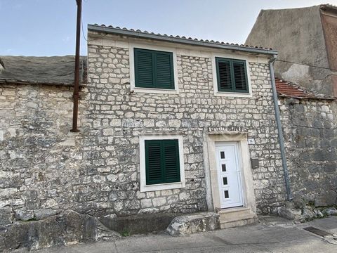 Trogir, Čiovo Stone house not far from the old town in Trogir on the island of Čiovo. Area of the house: 76m2 The house consists of two floors. Floor plan dimensions of the interior space approx. 5.50x6.50 m On the ground floor there is a larger livi...