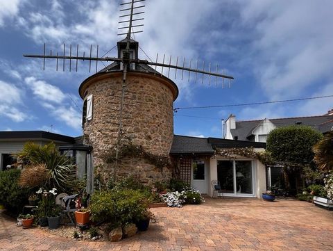 Discover this character property located 500 meters from the beach of Morgat. The old mill from the 19th century, carefully restored, is at the heart of a spacious house with a modern and refined decoration. The single-storey living space offers vera...