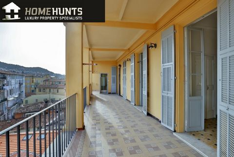 Nice Garibaldi - On the fourth floor of one of the oldest buildings on the rue Catherine Segurane 4 bedroom apartment with a surface of 173 m2 of living space.The apartment currently consists of a living room, a dining room, a kitchen, a bathroom wit...