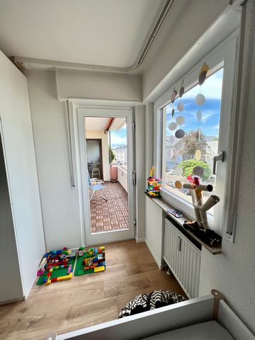 We rent a freshly renovated 3 room flat in Achalmstr in Kornwestheim. This ~70m² flat is located on the 2nd floor in a quiet residential complex. The flat has a living room, bedroom and children's room or office, including a new fitted kitchen! ! Bat...