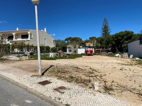 Located in Vale do Lobo. A rare opportunity 300 meters from Garrão beach, this fantastic plot located in Encosta do Lobo, a privileged and exclusive area. Encosta do Lobo is a luxury resort of high standard villas located between Vale do Lobo and Qui...