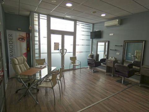 Business Lease. After initial purchase, the monthly rent is €900. A fully equipped spacious and bright Beauty Salón / Hairdresser located on the ground floor with easy access, in the centre of Alhaurín El Grande. Equipped with 2 sinks, 2 treatment cu...