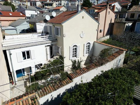 Location: Primorsko-goranska županija, Crikvenica, Selce. For sale is a house located in the center of Selce, next to Crikvenica. This old but charming house was built around 1940, with details that exude a bygone era. The last renovation was carried...