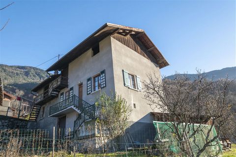 VERY RARE ON THE MARKET Attractive 1950's village house to renovate, with an additional 150 m2 of barn, built in the 1890's, in a sunny spot located in a small village between Moutiers and Aime. Beautiful views on the surrounding mountains.  The hous...
