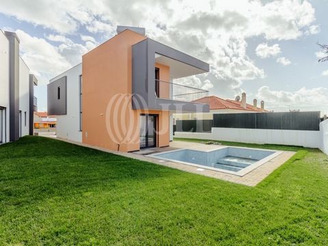 4-bedroom villa, with 361 sqm of gross construction area, sea view, swimming pool, and garage, in Caparide, Cascais. The ground floor features an entrance hall, a bedroom, a full bathroom, a living room with a fireplace and ventilated heat recovery s...