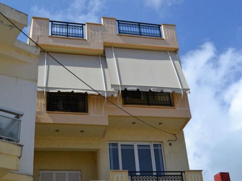 Geräumige, moderne 2-Schlafzimmerwohnung im dritten Stock (Dachgeschoss) in der Kleinstadt Neapolis, nahe bei Agios Nikolaos. Neapolis ist Handelszentrum für viele kleine umliegenden Dörfer und es befindet sich dort auch die Metropolitankirche der Re...