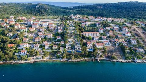5***** star complex of seven luxury villas for sale on Ciovo peninsula within green and prestigious envonronment! Gorgeous location less than 10 km from UNESCO-protected jewel city of Trogir and less than 15 km from international airport of Split! Ex...