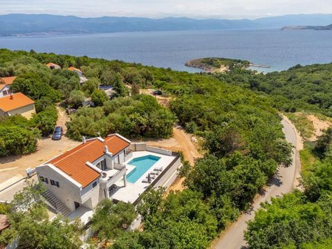 Belle villa de luxe avec piscine près de la mer à Vrbnik, sur la première ligne de construction vers la mer, dans un espace vert ! Cette villa romantique et élégante est toute neuve, fraîche, lumineuse et irrésistiblement attrayante ! Vous tombez amo...