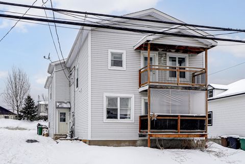 Duplex income property for sale, including 2 units of 2 bedrooms each, for sale in the heart of the city of Ste-Agathe-des-Monts, and therefore close to all the desired services. Plenty of parking spaces for tenants. Annual revenue of $21,600.00 whic...