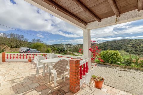 Located in Vila do Bispo. The property is set on a plot of land with 5213m2, in a very pleasant and calm area between the beautiful villages of Burgau and Salema. The restaurant consists of a lounge, bar, equipped kitchen, bathrooms and a covered out...