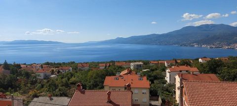 RIJEKA - MARTINKOVAC - OPPORTUNITE! - une rareté dans l'offre Voulez-vous une propriété avec vue sur la baie de Kvarner, Rijeka et Opatija ? Vous souhaitez profiter d'une terrasse ensoleillée avec vue sur la mer ? Alors cette propriété est faite pour...