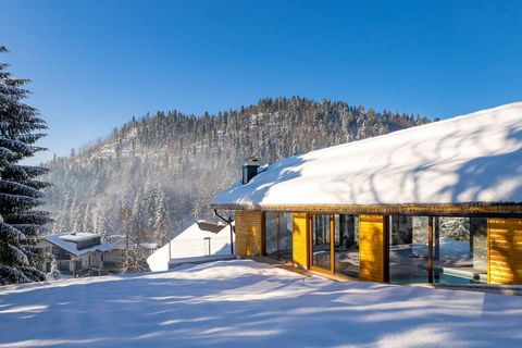 Chalet d'hiver de luxe avec piscine intérieure au cœur de la nature de Gorski Kotar - propriété de montagne idéale ! Une opportunité unique de vacances ou d'investissement, une maison entourée de forêts et d'une nature intacte. Il s'étend sur trois é...