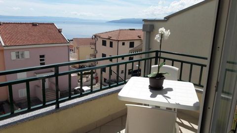 Appartement avec vue sur la mer et piscine dans le quartier très populaire de Makarska ! Il est situé à 500 mètres de magnifiques plages, au-dessus de la route principale. La superficie totale est de 411 m². (zone brute avec terrasses et garages de p...