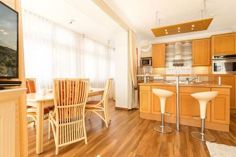 El apartamento vacacional tiene una superficie aproximada de 70 m² y dispone de un dormitorio, una sala de estar (con un sofá cama de alta calidad) y un balcón desde el que se puede contemplar directamente el mar y el paseo marítimo (ventana de 1,40 ...
