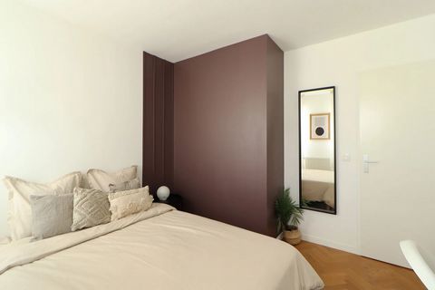 Discover this charming 10m² bedroom, located in a 78m² coliving flat! The soothing atmosphere is enhanced by white and purple walls, with black and wood accessories adding a touch of sophistication. You'll also have a desk, perfect for working or stu...